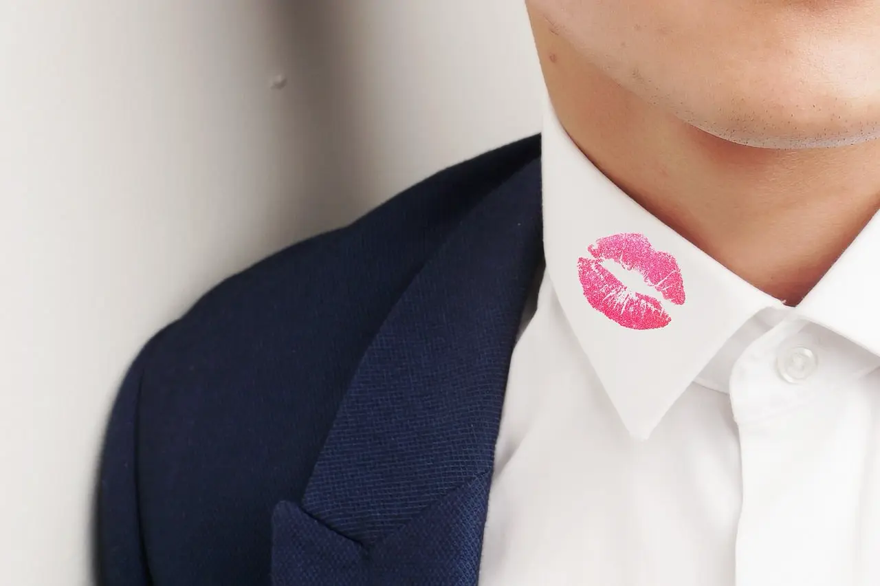 kiss mark on a cheating man’s collar